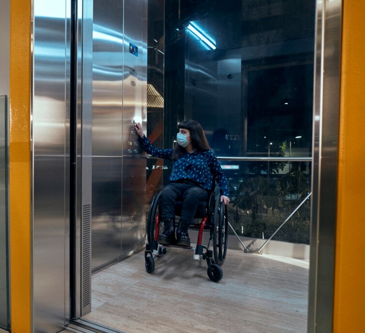 mujer silla ruedas ascensor